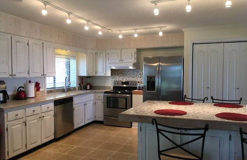 Monteagle House | Bluff House — WOW, What a View! | Renovated Lux | Convenient to Waterfalls, Hikes & Caverns
