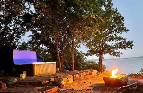 Crowder House | Blufftop Cabin Retreat Hot Tub and Fall Views!