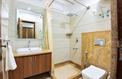 Sushant Lok Apartment | BluO Studio1 Golf Course Road, Gym, Balcony Gardentt
