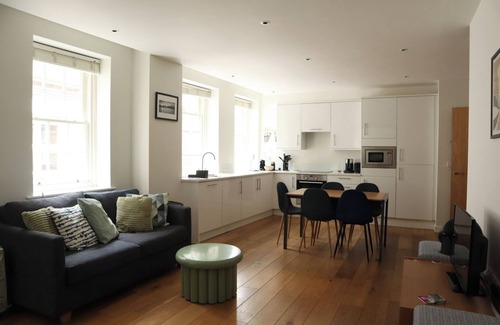 South Bank Apartment | BnBNook - Charming 2BR in Historic City of London