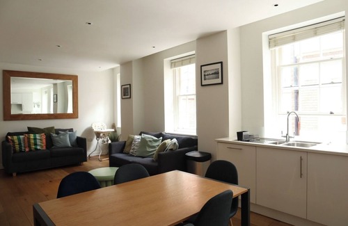 South Bank Apartment | BnBNook - Charming 2BR in Historic City of London