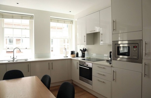 South Bank Apartment | BnBNook - Charming 2BR in Historic City of London