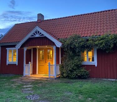 Nedra Sandby House | Bo i egen stuga på härlig ölandsgård