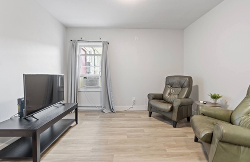 Exeter Apartment | Bo's Bnbs Unit 2 Downtown Exeter
