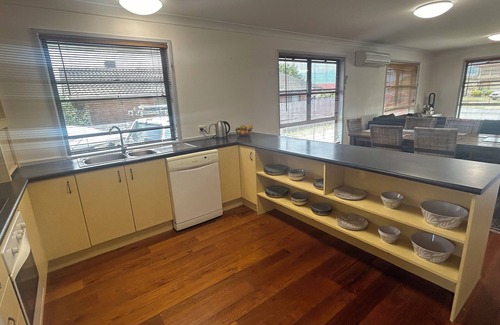 Harrington House | Boat Access with short Walk to River, Pub, Park & fully fenced yard