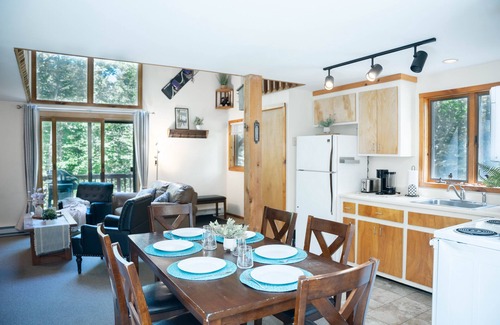 Killington House | Bob's Sled Lodge – 2BR Killington Retreat Near Slopes & Trails