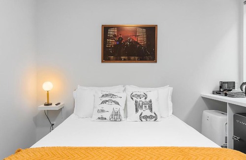 North Queen Anne House | Bobba Fett's Carbonite Suite