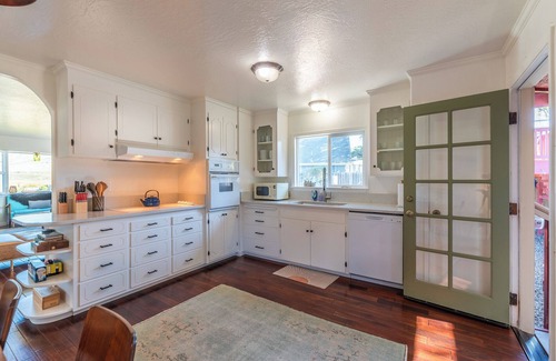 Salmon Creek House | BodegaBreeze~Serene Coastal Home+Studio -Bodega Bay Walk to Beach/HotTub/WiFi
