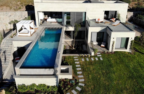 Turgutreis Villa | Bodrum Turgutreis'te Özel Havuzlu ve Deniz Manzaralı 6 Yatak Odalı Villa BV-4115