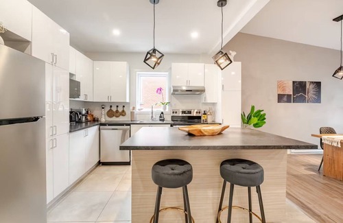Lachine Apartment | Bohemian Appartement 2-bedroom - Free Parking - Pet Friendly