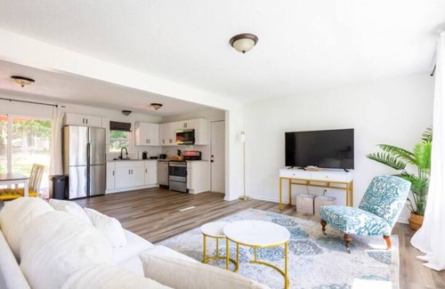 Newton House | Bohemian Retreat |Newly Remodeled with New Hot tub