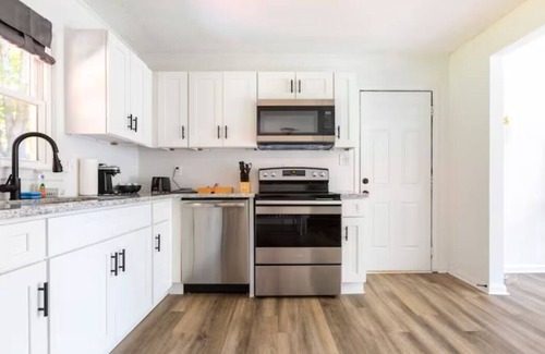 Newton House | Bohemian Retreat |Newly Remodeled with New Hot tub