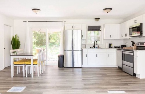 Newton House | Bohemian Retreat |Newly Remodeled with New Hot tub