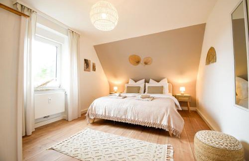 Enzberg Apartment | BOHO-Apartment - Feel like Home, Tiny Bathroom & Garage, 60m2
