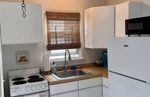 West Ocean City Cottage | Boho Beach Cottage- Quiet, Deck, Private parking, Bikes- 1 mi to Beach & Boards!