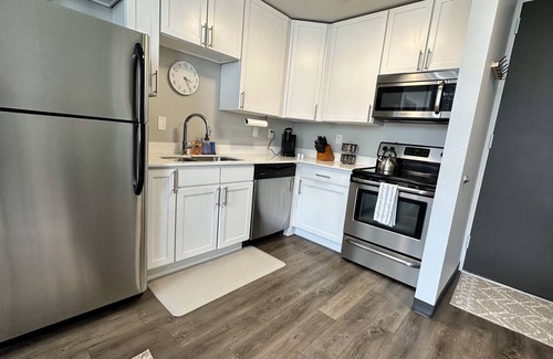 Downtown Des Moines Apartment | Boho Box- DT DSM Skyline view