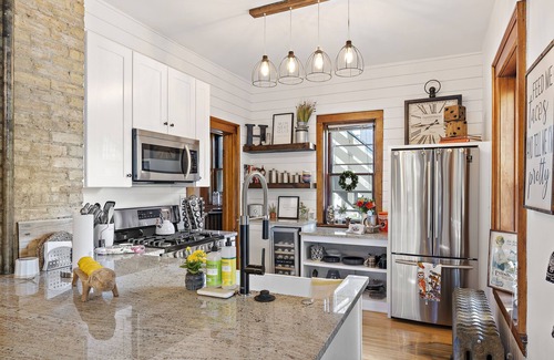 Marcy-Holmes Apartment | "Boho Bungalow" Minneapolis by Roxy Rentals