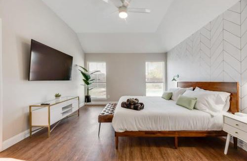 North Richland Hills House | Boho Chic Home w Backyard Paradise - Pool + Grill