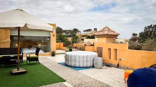 Giza Apartment | Boho Getaway with Pyramids View & Jacuzzi