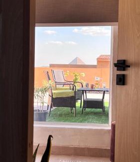 Giza Apartment | Boho Getaway with Pyramids View & Jacuzzi