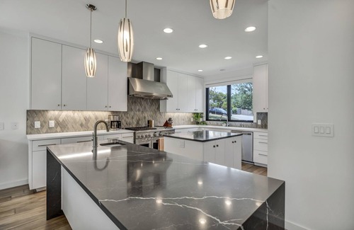 Galindo Villa | Boho in SoCo - Luxury Pool Villa min from downtown!