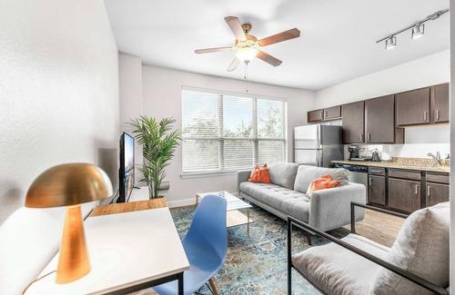 Highland Apartment | Boho SoCo 1BR Queen Suite w/GymPickleballLaundry