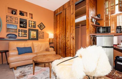 North Queen Anne Apartment | Boho Studio on 8th Ave West Queen Anne, Seattle