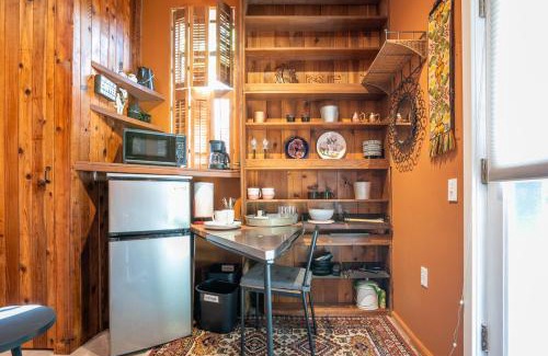 North Queen Anne Apartment | Boho Studio on 8th Ave West Queen Anne, Seattle
