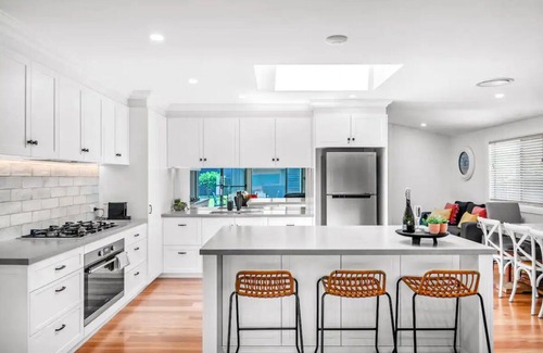 Blacksmiths House | Boikon Beach House - easy stroll to Blacksmiths Beach