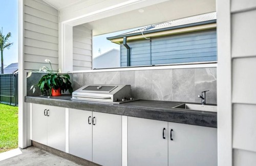 Blacksmiths House | Boikon Beach House - easy stroll to Blacksmiths Beach