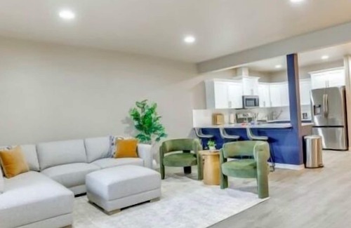 Sunset House | Boise Blue Retreat - Stay in Boise’s coveted North End! This 4BR/3BA retreat blends modern style with Boise Blue charm. Minutes from downtown, Hyde Park, Camel’s Back Park, 13th Street and the Greenbelt. Relax in the backyard oasis.