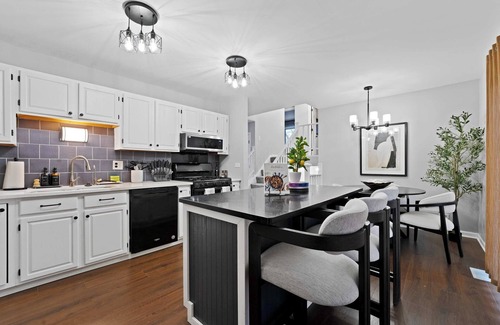 Bolingbrook House | Bolingbrook 4B 2ba Sleeps 8| LCP Collection