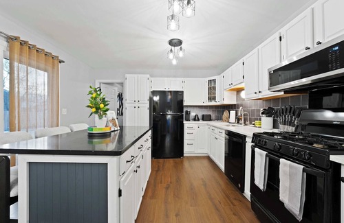 Bolingbrook House | Bolingbrook 4B 2ba Sleeps 8| LCP Collection