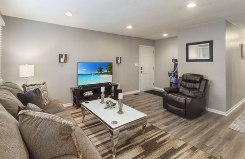 Bolingbrook House | Bolingbrook FHS Rental - Old Stone Rd