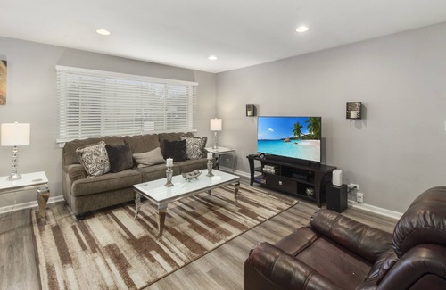 Bolingbrook House | Bolingbrook FHS Rental - Old Stone Rd