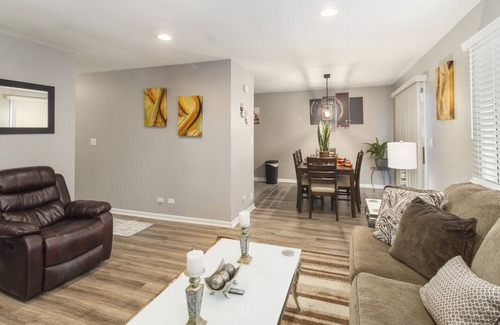 Bolingbrook House | Bolingbrook FHS Rental - Old Stone Rd