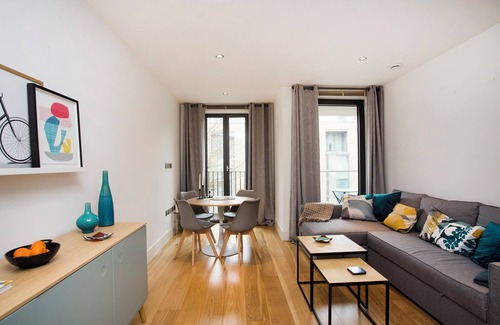 Golborne Apartment | BONCHURCH ROAD, Notting Hill, London. Modern 1 bed,1 bath apartment with patio.
