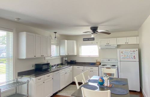 Bonnet Shores House | Bonnet Shores in Narragansett, walk to Kelly Beach & Little Beach
