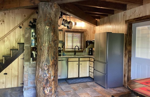 Beattyville Cabin | Boo Bear: New luxe lakeside cabin, hottub, caves, fast Wifi @ BearTrackLake