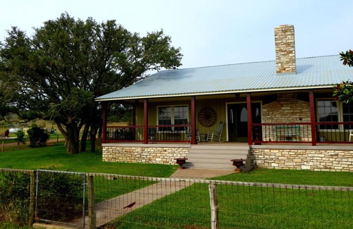 Fredericksburg House | Book 3 nights/4th night FREE! Perfect for gatherings.