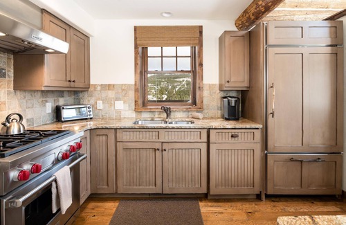 Powder Ridge House | Book for Festive Getaways! Spacious Cabin with Mountain Views and Hot Tub!