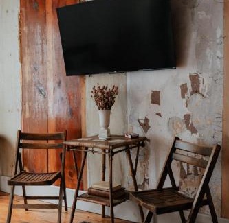 Hobart Apartment | Book Village Inn - Fitzgerald Room King Bed