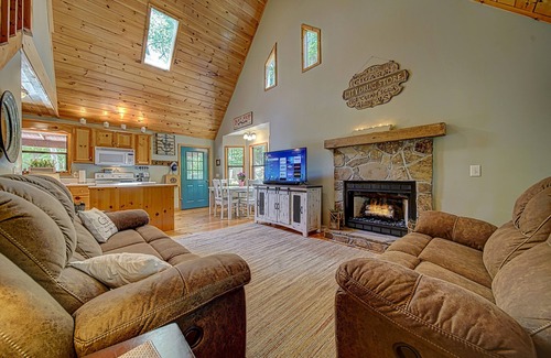 Blairsville Cabin | Book your Fall stays 5 stars STR # 2446 Close to Golf, Lake,River,Casino,Winery,