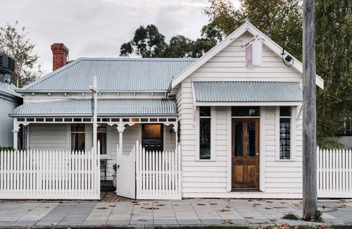 Birregurra House | Bootmakers Cottage : Rear Stables, Bar, Fire Pit & Outdoor Bath