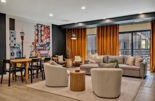 Downtown Nashville Apartment | Boots on Broadway in Downtown Nashville with Parking, Pool, Gym