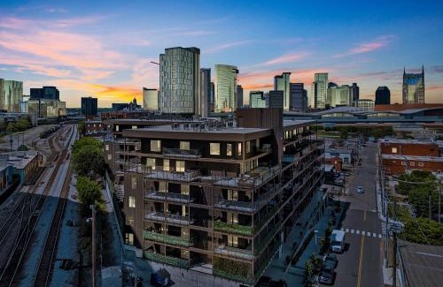 Downtown Nashville Apartment | Boots on Broadway in Downtown Nashville with Parking, Pool, Gym