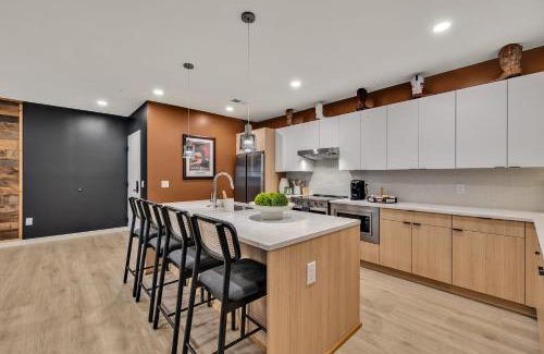 Downtown Nashville Apartment | Boots on Broadway in Downtown Nashville with Parking, Pool, Gym