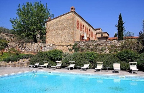 Bucine House | Borgo Bello E: A characteristic and welcoming two-story apartment in the characteristic style of the Tuscan countryside.