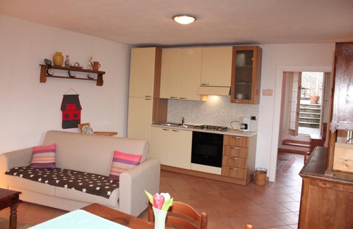 Semnago House | Borgo SanMartino Country Holiday Home with Lake View