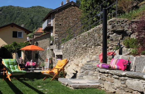 Semnago House | Borgo SanMartino Country Holiday Home with Lake View